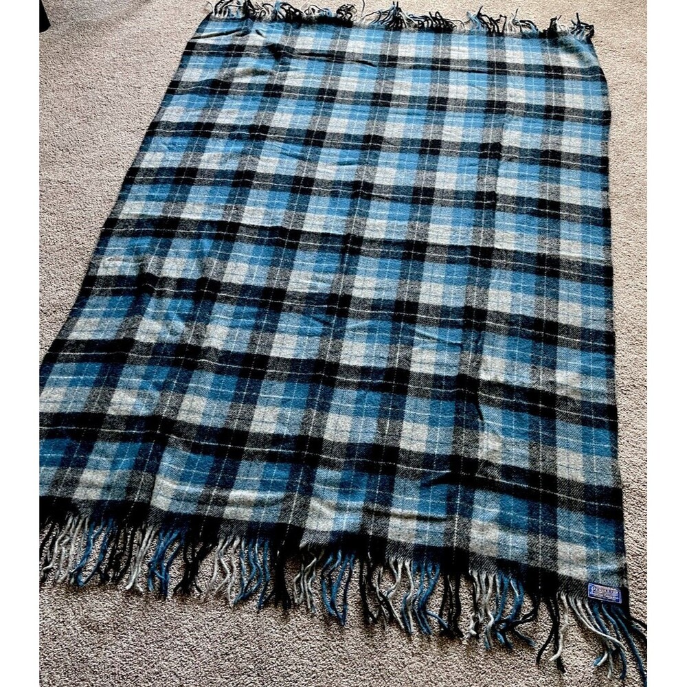 Beautiful VINTAGE PENDLETON Wool Blue/Black  USA  in Original Zipper Bag.